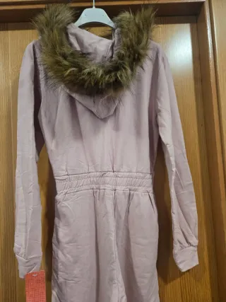 Mono rosa con capucha y pelo