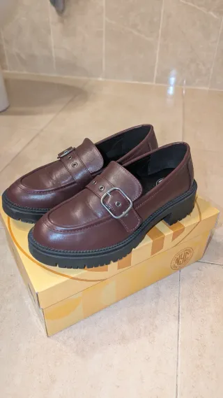 Mocasines burdeos mujer con hebilla