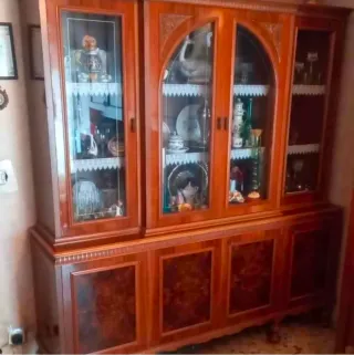 Credenza in legno con vetrine