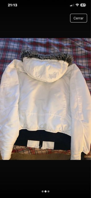 Cazadora Pull&Bear blanca con capucha