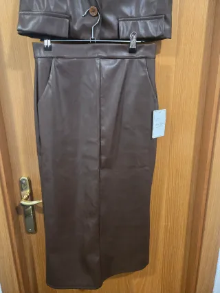 Conjunto marrón efecto piel