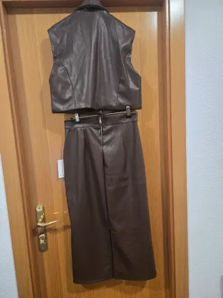 Conjunto marrón efecto piel