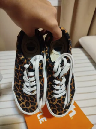 Tenis con estampado de leopardo