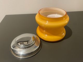 Bote antiguo de opalina amarilla y tapa metálica