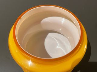 Bote antiguo de opalina amarilla y tapa metálica