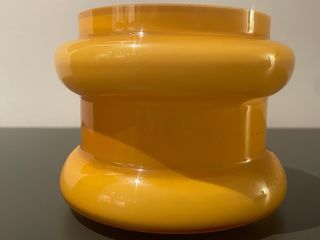 Bote antiguo de opalina amarilla y tapa metálica