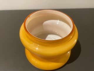 Bote antiguo de opalina amarilla y tapa metálica