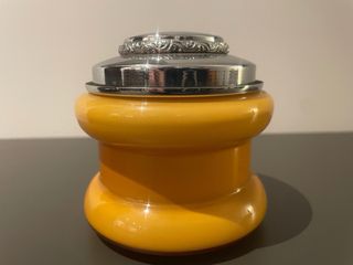 Bote antiguo de opalina amarilla y tapa metálica