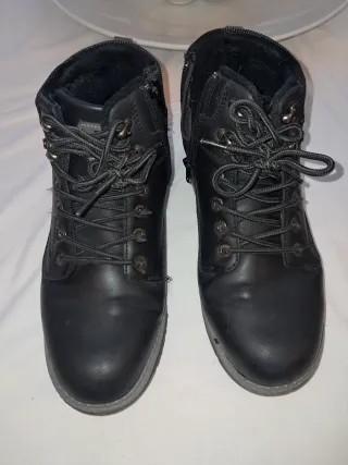 Botas de vestir y monte negras, con cremallera.