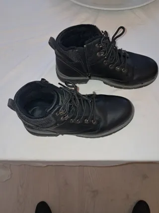 Botas de vestir y monte negras, con cremallera.