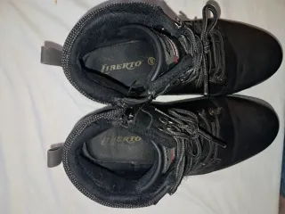 Botas de vestir y monte negras, con cremallera.