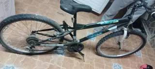2 Bicicleta Montaña Negra y otra roja de carreras