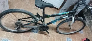 2 Bicicleta Montaña Negra y otra roja de carreras