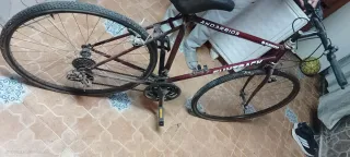 2 Bicicleta Montaña Negra y otra roja de carreras