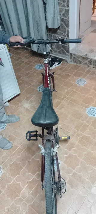 2 Bicicleta Montaña Negra y otra roja de carreras