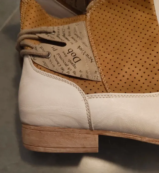 Botins de couro brancos e marrons tamanho 40