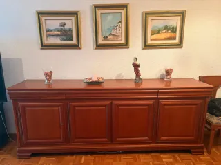 Mesa con 4 sillas, armario cristalería y mueble.