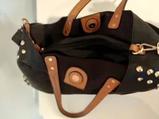Bolso grande negro con tachuelas doradas