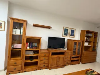 Mueble de madera con, armario, vitrinas, mesitas