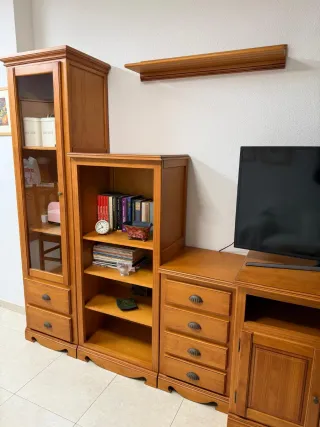 Mueble de madera con, armario, vitrinas, mesitas