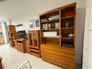 Mueble de madera con, armario, vitrinas, mesitas
