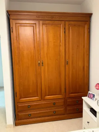 Mueble de madera con, armario, vitrinas, mesitas