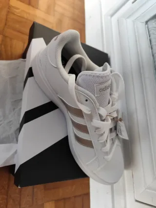 Deportivas Adidas Blancas y plateadas