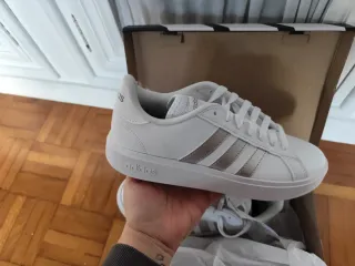 Deportivas Adidas Blancas y plateadas