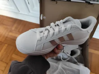 Deportivas Adidas Blancas y plateadas