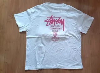 Camiseta Stussy Blanca y Rosa