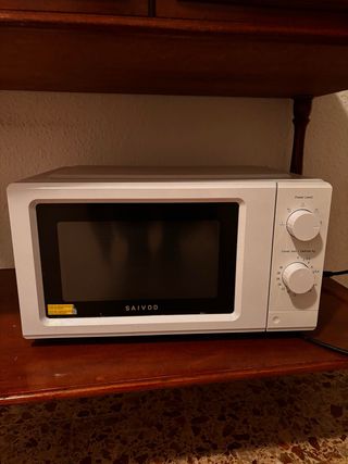 Microondas SAIVOD blanco  muy poco uso.