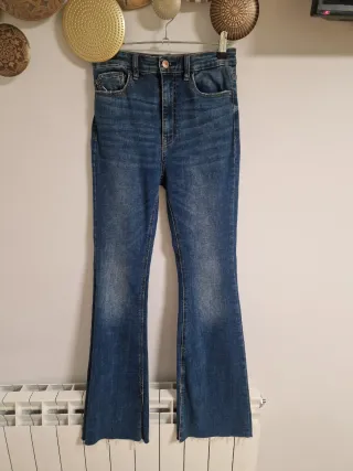 Pantalón campana Stradivarius azul