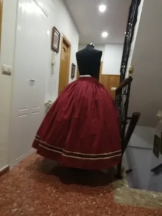 Falda regional granate sin estrenar