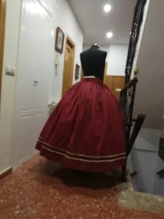 Falda regional granate sin estrenar