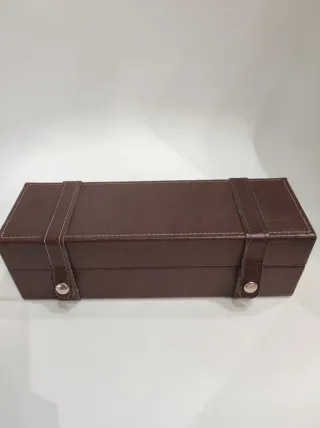 Elegante joyero de cuero marrón