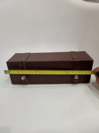 Elegante joyero de cuero marrón