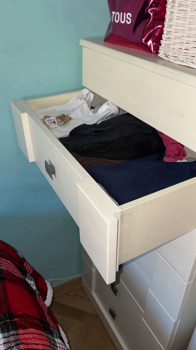 Cómoda blanca de madera