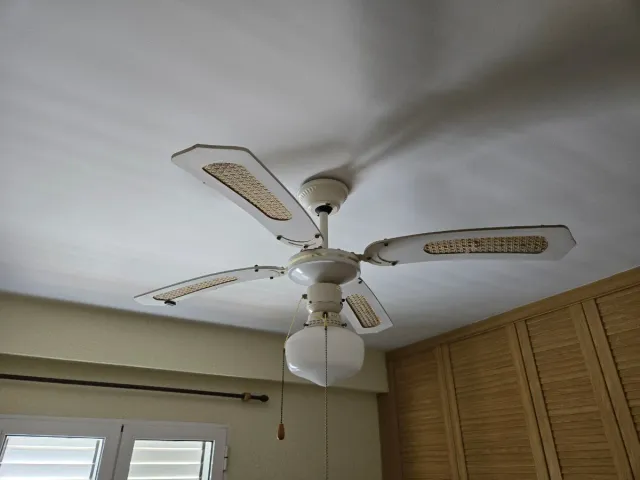 Ventilador de techo beige y blanco