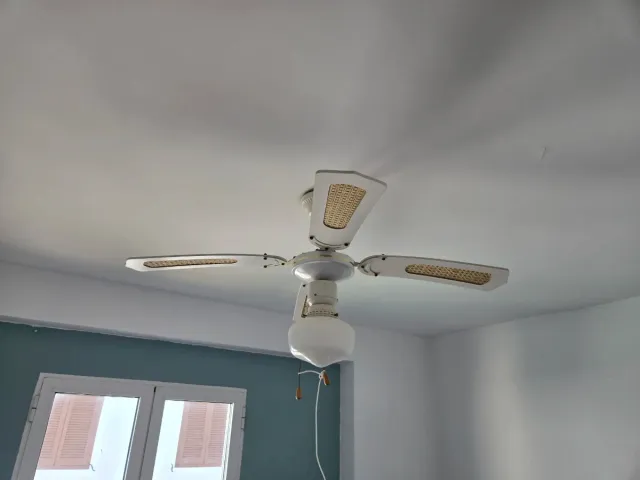 Ventilador de techo beige y blanco