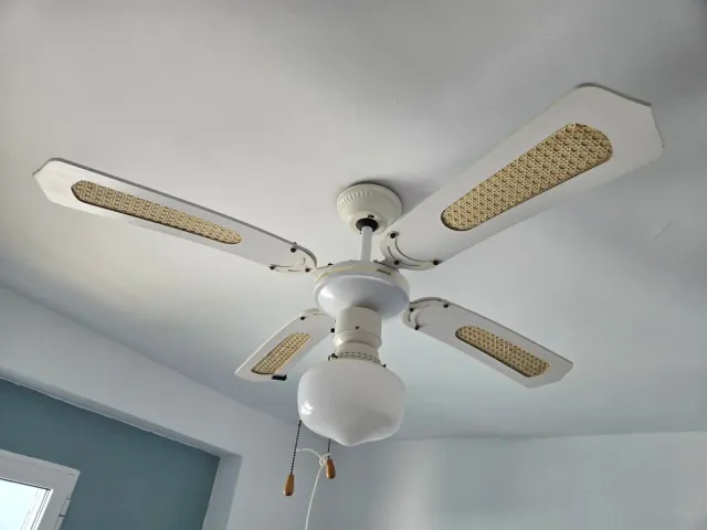 Ventilador de techo beige y blanco
