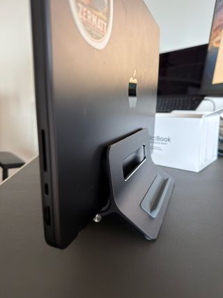 Soporte Vertical Aluminio Macbook/Portátil