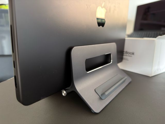 Soporte Vertical Aluminio Macbook/Portátil