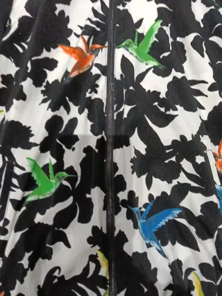 Cazadora fina colibrís estampado