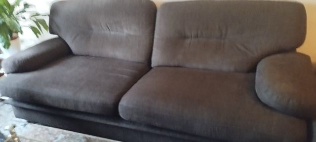 Sofá de tela marrón y gris