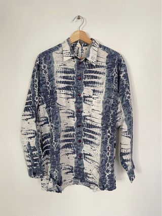 Camisa vintage con estampado azul y blanco