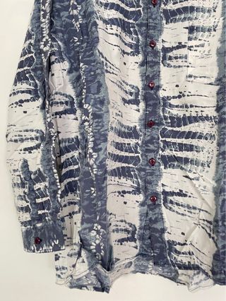 Camisa vintage con estampado azul y blanco