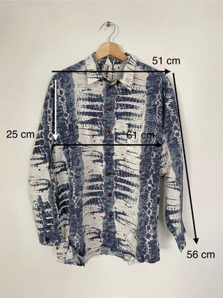 Camisa vintage con estampado azul y blanco