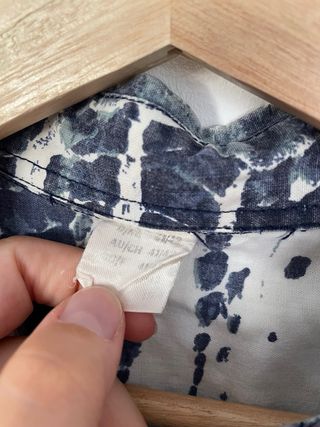 Camisa vintage con estampado azul y blanco