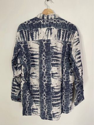 Camisa vintage con estampado azul y blanco