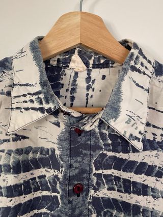 Camisa vintage con estampado azul y blanco